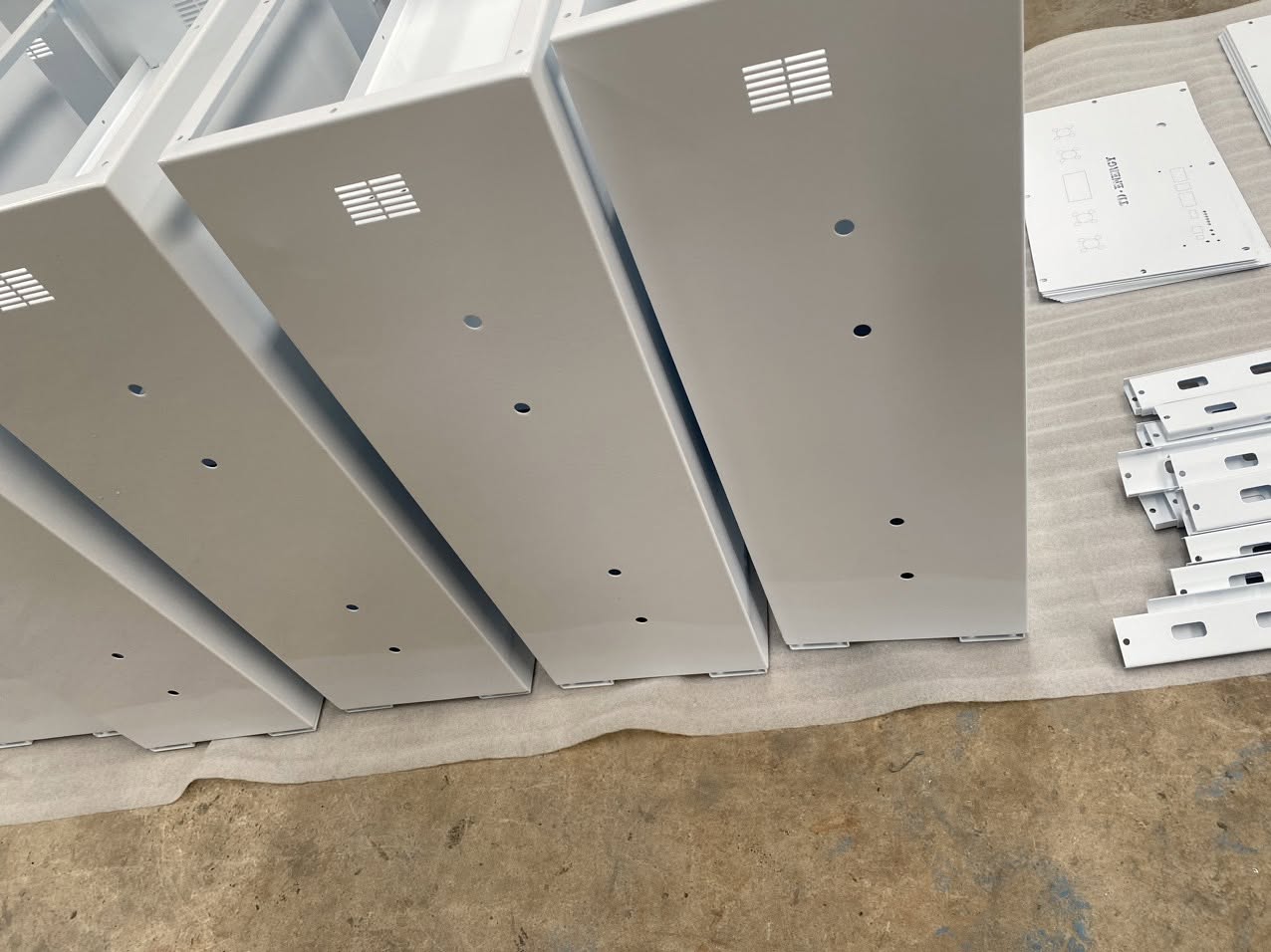 Gia công vỏ tủ pin lưu trữ NLMT tại Thủ Dầu Một