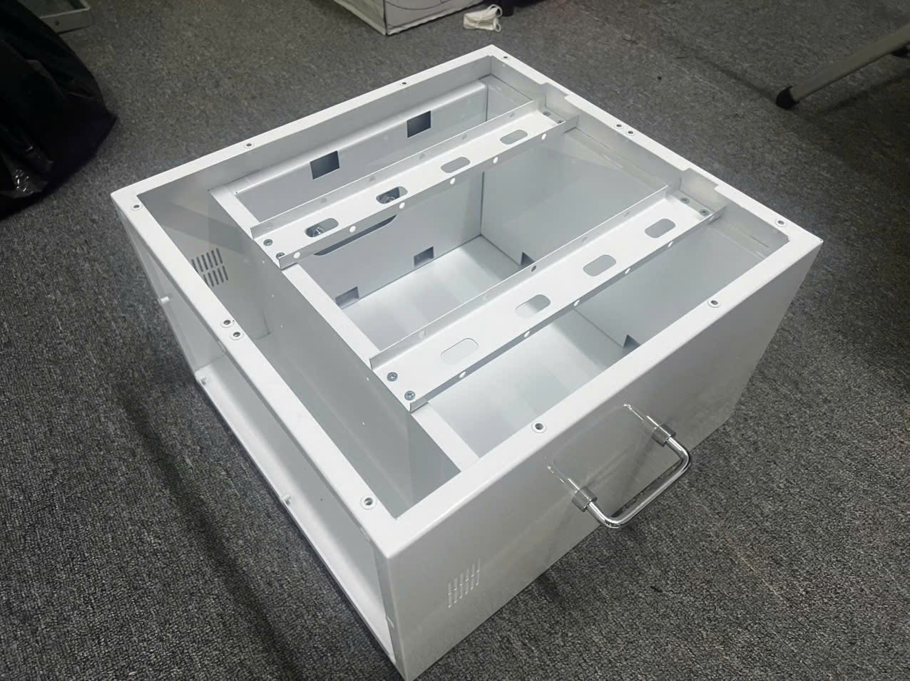 Sản xuất vỏ tủ pin lưu trữ NLMT tại Thuận An