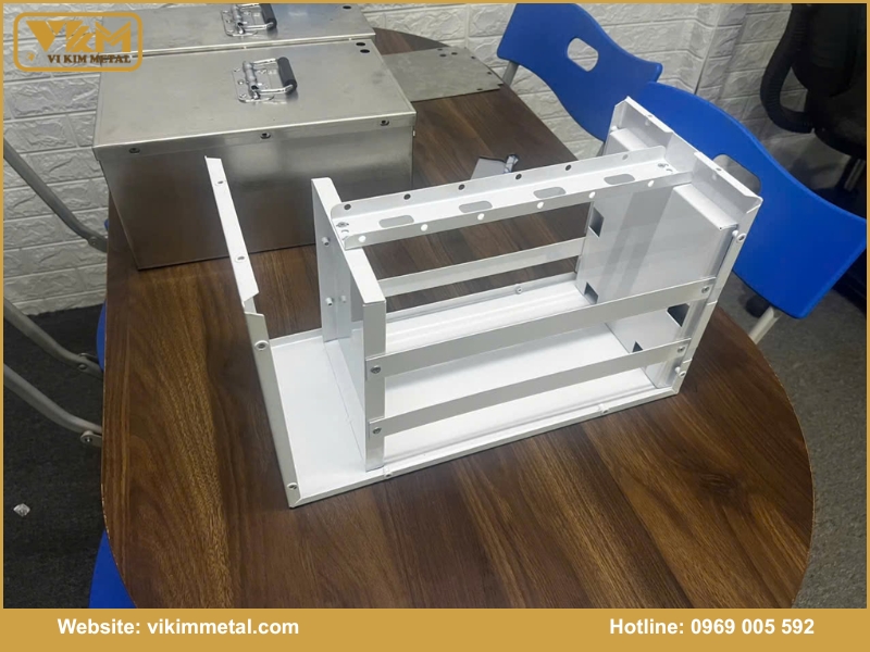 Lưu ý về gia công vỏ tủ pin lưu trữ NLMT tại Dĩ An