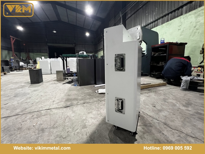 Tại sao chọn Vikim Metal để gia công vỏ tủ pin lưu trữ NLMT tại Dĩ An