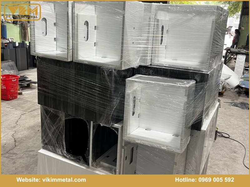 Tại sao chọn Vikim Metal để gia công vỏ tủ pin lưu trữ NLMT tại Thuận An
