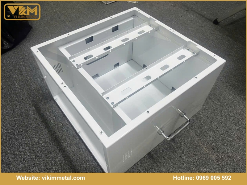 Tại sao chọn Vikim Metal để sản xuất vỏ tủ pin lưu trữ NLMT tại Tân Uyên
